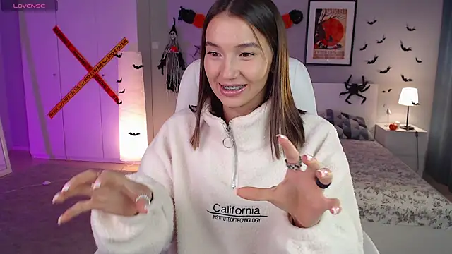 Bellla Haddid online show from 10.24.25