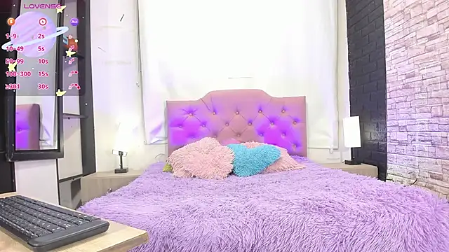 Snapshot of kitty_queen10 chatting on 12.20.25 kitty queen10 online show from 12.20.25