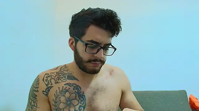 Snapshot of thomas_gun chatting on 03.01.26 thomas gun online show from 03.01.26