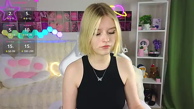 Snapshot of Dragonwind chatting on 03.08.25 Dragonwind online show from 03.08.25