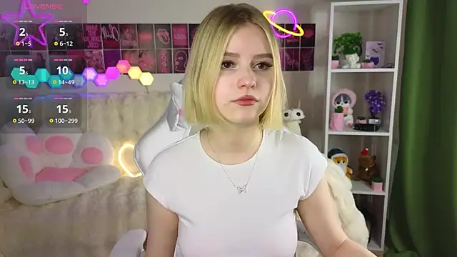 Snapshot of Dragonwind chatting on 03.11.25 Dragonwind online show from 03.11.25