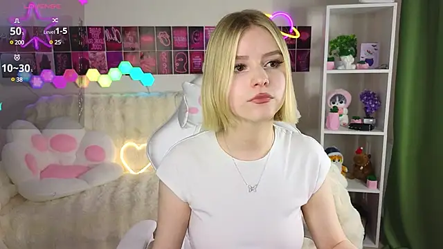 Snapshot of Dragonwind chatting on 03.12.25 Dragonwind online show from 03.12.25