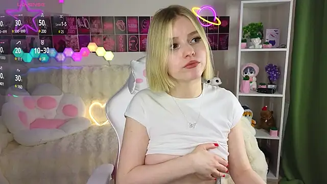 Snapshot of Dragonwind chatting on 03.12.25 Dragonwind online show from 03.12.25