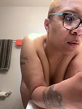 Snapshot of SexyHoneyRedd chatting on 03.25.26 SexyHoneyRedd online show from 03.25.26