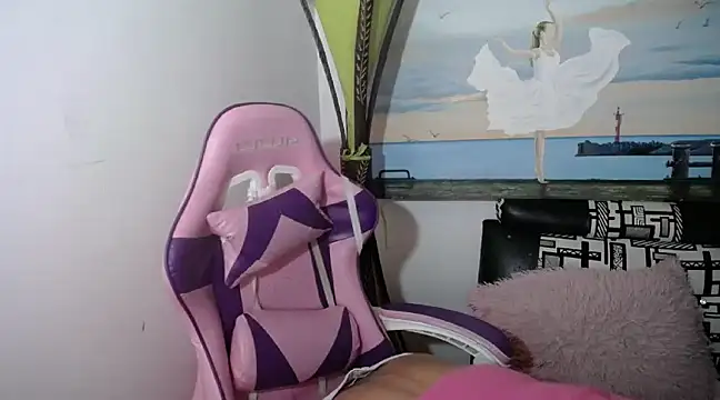 Snapshot of Dy_Hanna chatting on 01.08.25 Dy Hanna online show from 01.08.25