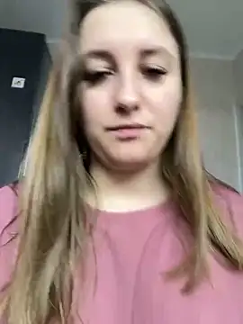 Snapshot of Strawberryyyyik chatting on 12.09.24 Strawberryyyyik online show from 12.09.24