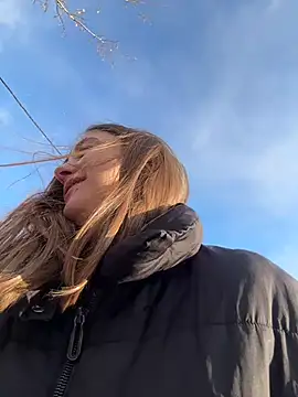 Snapshot of Strawberryyyyik chatting on 12.13.24 Strawberryyyyik online show from 12.13.24