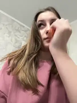 Snapshot of Strawberryyyyik chatting on 12.23.24 Strawberryyyyik online show from 12.23.24