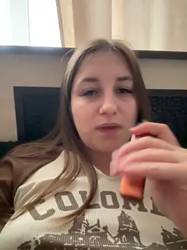 Snapshot of Strawberryyyyik chatting on 12.31.24 Strawberryyyyik online show from 12.31.24