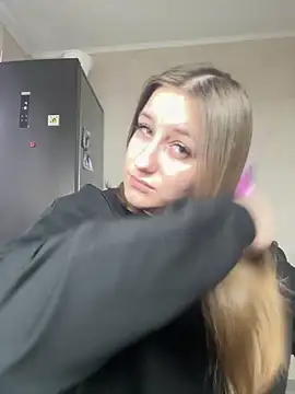 Snapshot of Strawberryyyyik chatting on 01.04.25 Strawberryyyyik online show from 01.04.25