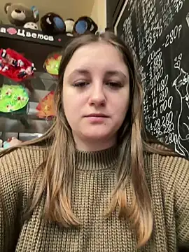 Snapshot of Strawberryyyyik chatting on 01.17.25 Strawberryyyyik online show from 01.17.25