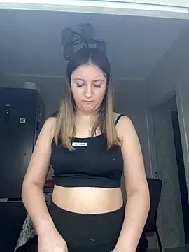 Snapshot of Strawberryyyyik chatting on 01.20.25 Strawberryyyyik online show from 01.20.25