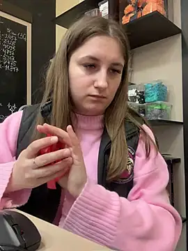 Snapshot of Strawberryyyyik chatting on 03.19.25 Strawberryyyyik online show from 03.19.25