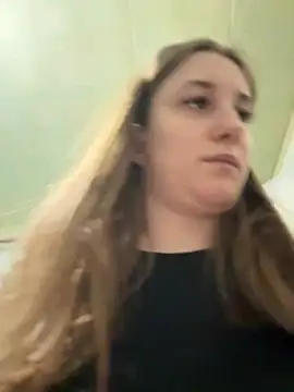 Snapshot of Strawberryyyyik chatting on 03.20.25 Strawberryyyyik online show from 03.20.25