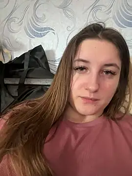 Snapshot of Strawberryyyyik chatting on 03.22.25 Strawberryyyyik online show from 03.22.25