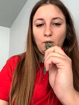 Snapshot of Strawberryyyyik chatting on 09.24.25 Strawberryyyyik online show from 09.24.25