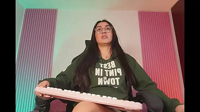 leila petitee  online show from 02.22.26