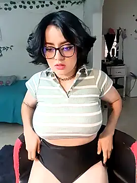 Snapshot of Lin-cute chatting on 01.26.25 Lin-cute online show from 01.26.25