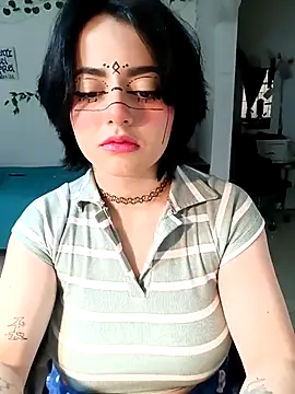 Snapshot of Lin-cute chatting on 02.16.25 Lin-cute online show from 02.16.25