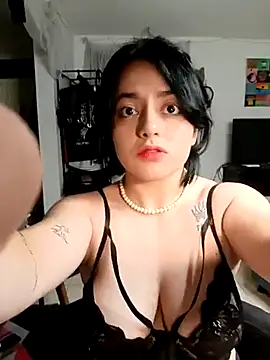 Snapshot of Lin-cute chatting on 02.21.25 Lin-cute online show from 02.21.25