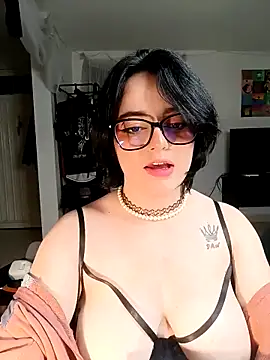 Snapshot of Lin-cute chatting on 02.21.25 Lin-cute online show from 02.21.25