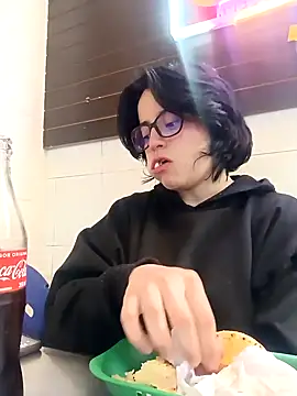 Snapshot of Lin-cute chatting on 02.27.25 Lin-cute online show from 02.27.25