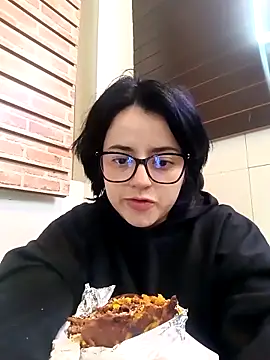 Snapshot of Lin-cute chatting on 03.04.25 Lin-cute online show from 03.04.25