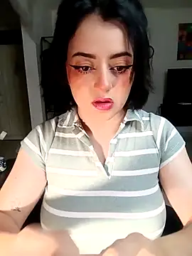 Snapshot of Lin-cute chatting on 03.06.25 Lin-cute online show from 03.06.25