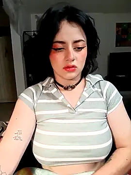 Snapshot of Lin-cute chatting on 03.09.25 Lin-cute online show from 03.09.25