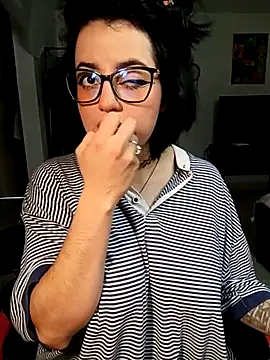 Snapshot of Lin-cute chatting on 03.16.25 Lin-cute online show from 03.16.25