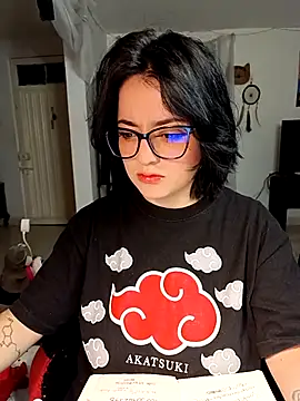 Snapshot of Lin-cute chatting on 03.19.25 Lin-cute online show from 03.19.25