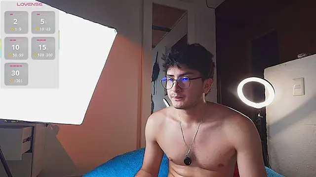 Snapshot of santyago_taylor chatting on 05.19.26 santyago taylor online show from 05.19.26