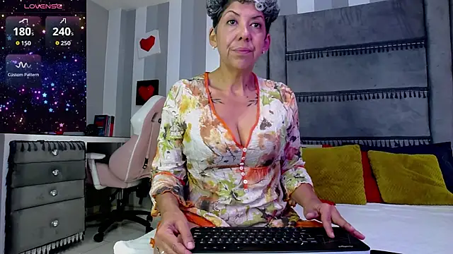 Snapshot of Julianewell chatting on 06.29.26 Julianewell online show from 06.29.26