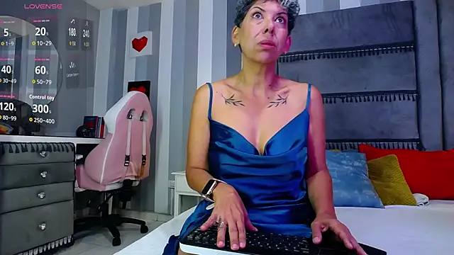 Snapshot of Julianewell chatting on 07.31.26 Julianewell online show from 07.31.26