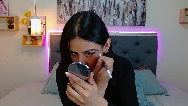 mia aira online show from 09.19.25