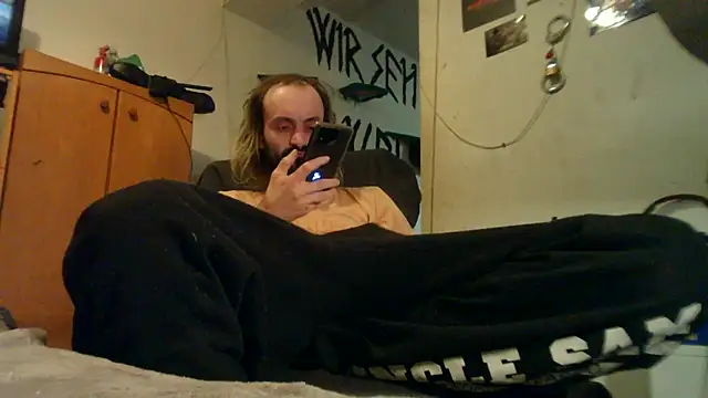 Snapshot of harterdome chatting on 12.16.25 harterdome online show from 12.16.25