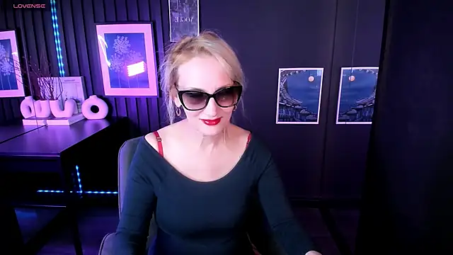 Snapshot of Queen_Anna_ chatting on 05.07.26 Queen Anna online show from 05.07.26