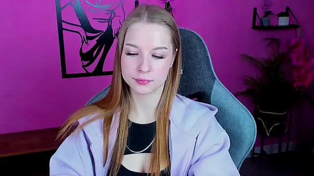 Snapshot of CuteMousee chatting on 12.15.24 CuteMousee online show from 12.15.24