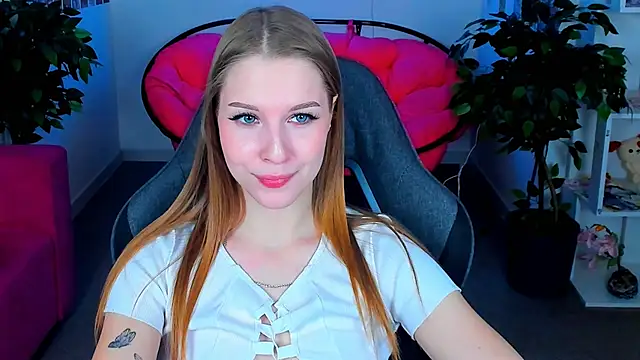 Snapshot of CuteMousee chatting on 12.17.24 CuteMousee online show from 12.17.24