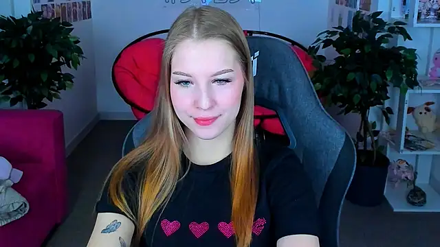 Snapshot of CuteMousee chatting on 12.21.24 CuteMousee online show from 12.21.24