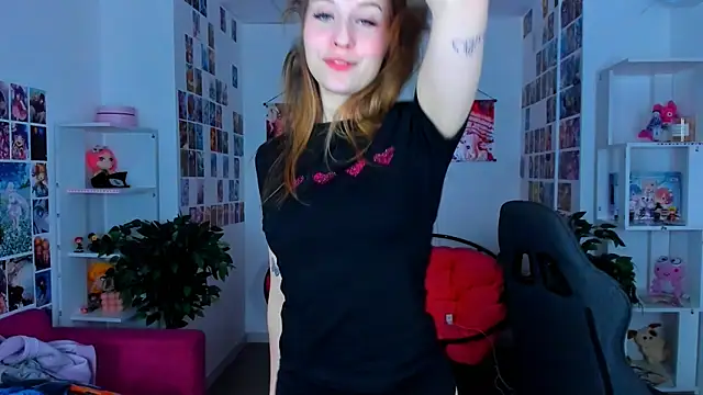 Snapshot of CuteMousee chatting on 12.21.24 CuteMousee online show from 12.21.24