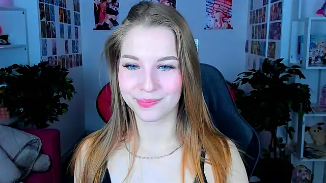 Snapshot of CuteMousee chatting on 12.22.24 CuteMousee online show from 12.22.24
