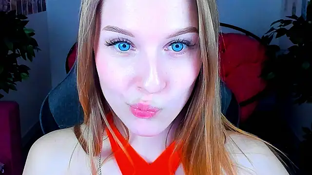 Snapshot of CuteMousee chatting on 12.24.24 CuteMousee online show from 12.24.24