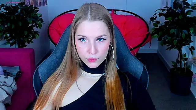 Snapshot of CuteMousee chatting on 12.26.24 CuteMousee online show from 12.26.24