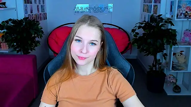Snapshot of CuteMousee chatting on 12.28.24 CuteMousee online show from 12.28.24