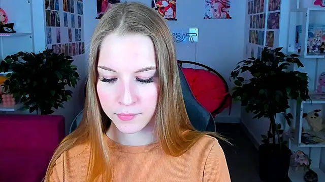 Snapshot of CuteMousee chatting on 12.28.24 CuteMousee online show from 12.28.24