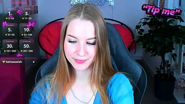 Snapshot of CuteMousee chatting on 12.29.24 CuteMousee online show from 12.29.24