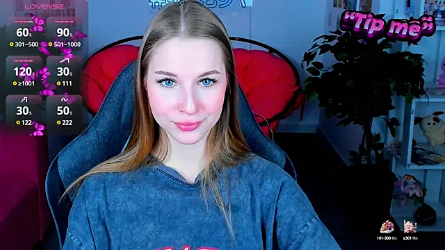 Snapshot of CuteMousee chatting on 01.04.25 CuteMousee online show from 01.04.25