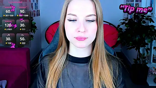 Snapshot of CuteMousee chatting on 01.05.25 CuteMousee online show from 01.05.25