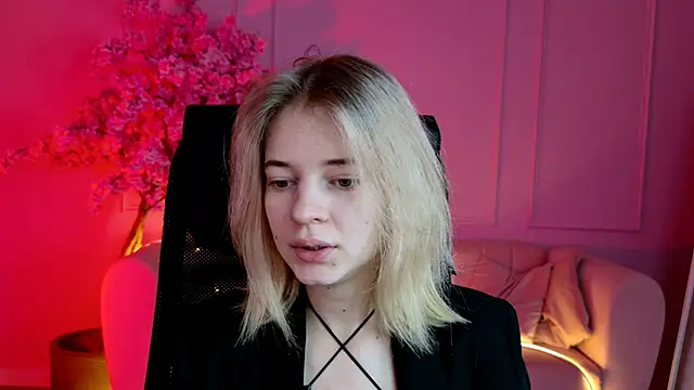 Snapshot of TinaDavil chatting on 12.02.25 TinaDavil online show from 12.02.25